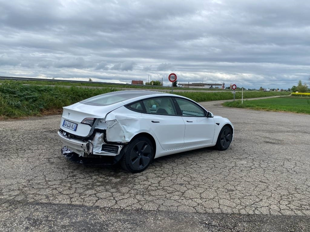 Tesla MODEL 3 5YJ3 - Rwd-Carte Grise Française endommagé - Personenwagen: afbeelding 4 Tesla MODEL 3 5YJ3 - Rwd-Carte Grise Française endommagé - Personenwagen: afbeelding 4