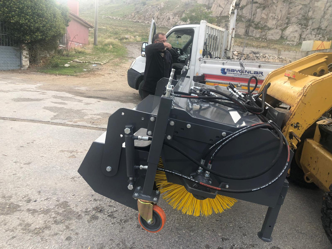 SAYGINLAR SKID STEER MOUNTED ROAD SWEEPER - Veeg voor Schranklader: afbeelding 4 SAYGINLAR SKID STEER MOUNTED ROAD SWEEPER - Veeg voor Schranklader: afbeelding 4