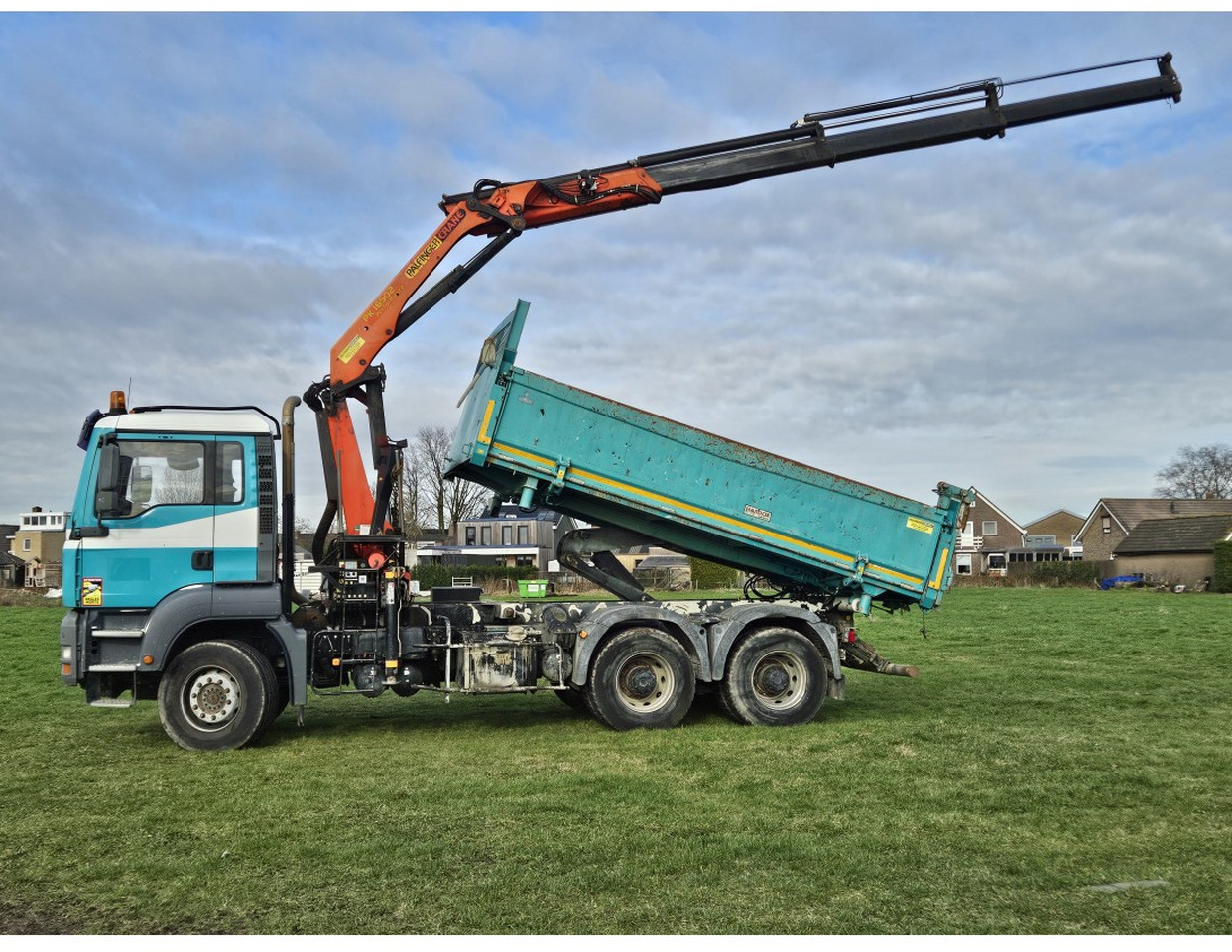MAN TGA 33.360 TIPPER 3 SIDE CRANE PALFINGER 16502 *REMOTE CONTROL - Kipper vrachtwagen: afbeelding 3 MAN TGA 33.360 TIPPER 3 SIDE CRANE PALFINGER 16502 *REMOTE CONTROL - Kipper vrachtwagen: afbeelding 3