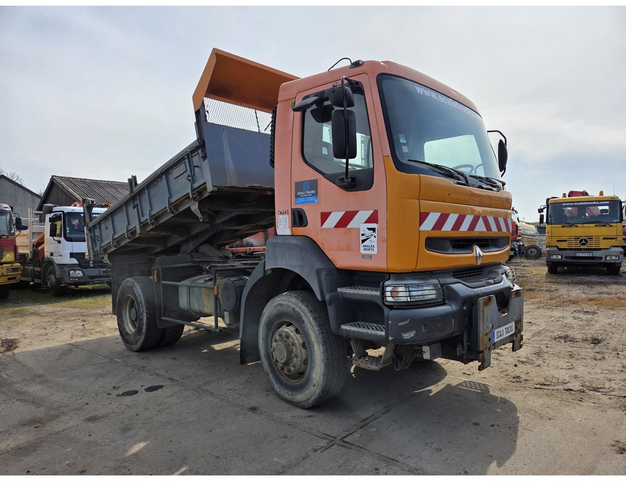 Renault Kerax 340 4x4 Tipper Manual Gearbox Mechanical pump Pompe Mecanique - Kipper vrachtwagen: afbeelding 4 Renault Kerax 340 4x4 Tipper Manual Gearbox Mechanical pump Pompe Mecanique - Kipper vrachtwagen: afbeelding 4