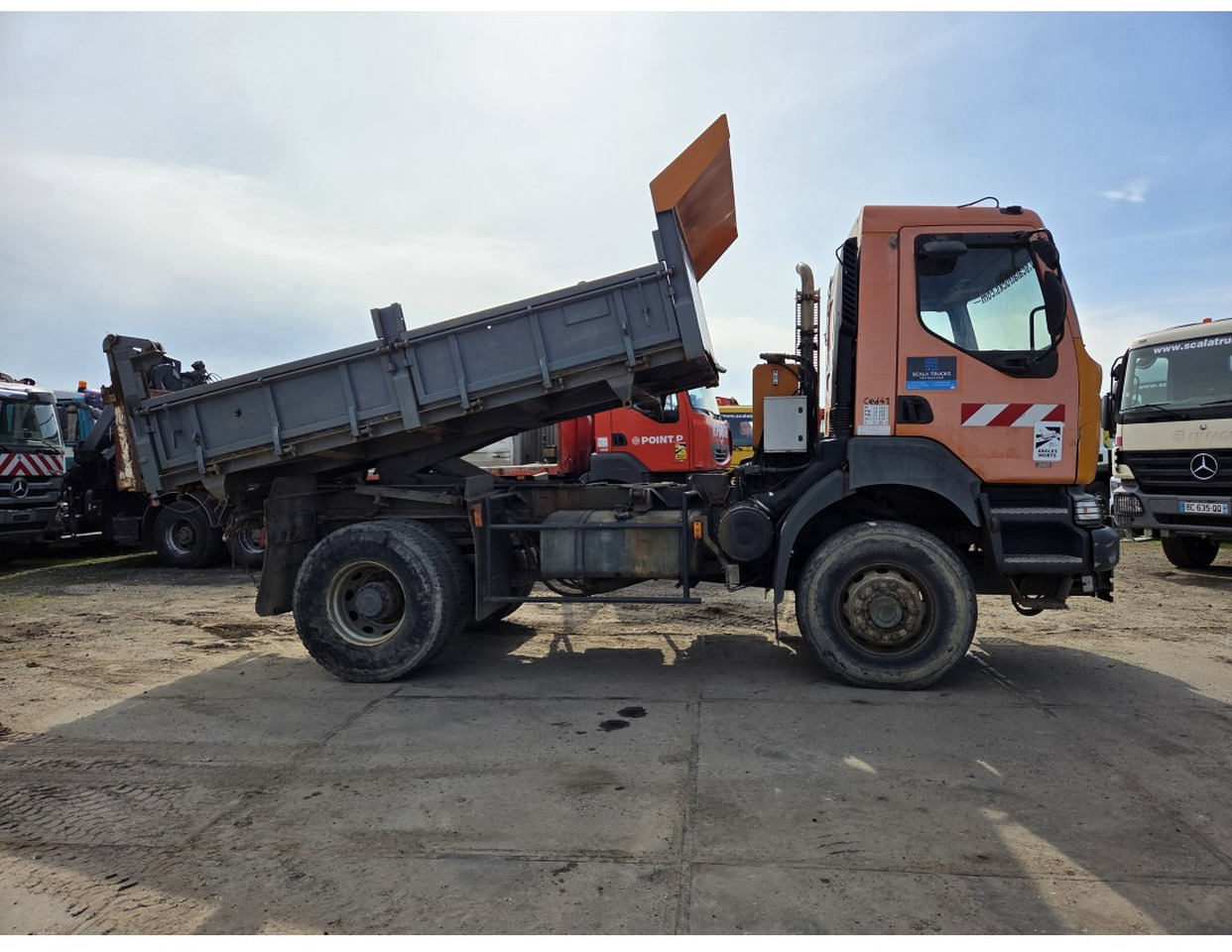Renault Kerax 340 4x4 Tipper Manual Gearbox Mechanical pump Pompe Mecanique - Kipper vrachtwagen: afbeelding 5 Renault Kerax 340 4x4 Tipper Manual Gearbox Mechanical pump Pompe Mecanique - Kipper vrachtwagen: afbeelding 5