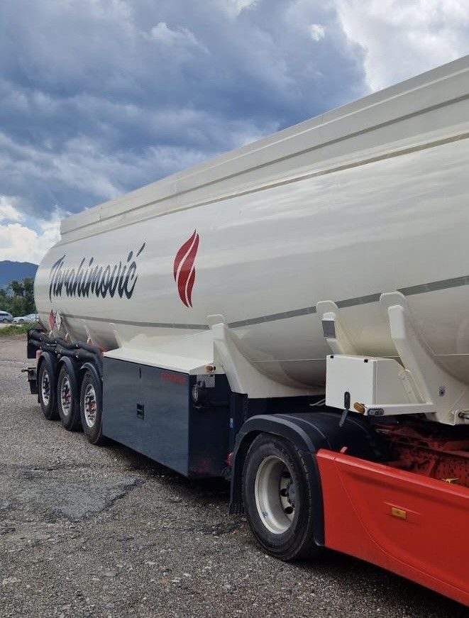 Schwarzmüller ADR, Diesel/Benzin Treibstoff, oben/unten, 3Kamm - Tankoplegger: afbeelding 5 Schwarzmüller ADR, Diesel/Benzin Treibstoff, oben/unten, 3Kamm - Tankoplegger: afbeelding 5