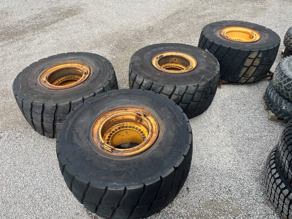 Bridgestone Regummerade 875/65R29 på Volvo L220 fälg - Complete wiel: afbeelding 1 Bridgestone Regummerade 875/65R29 på Volvo L220 fälg - Complete wiel: afbeelding 1