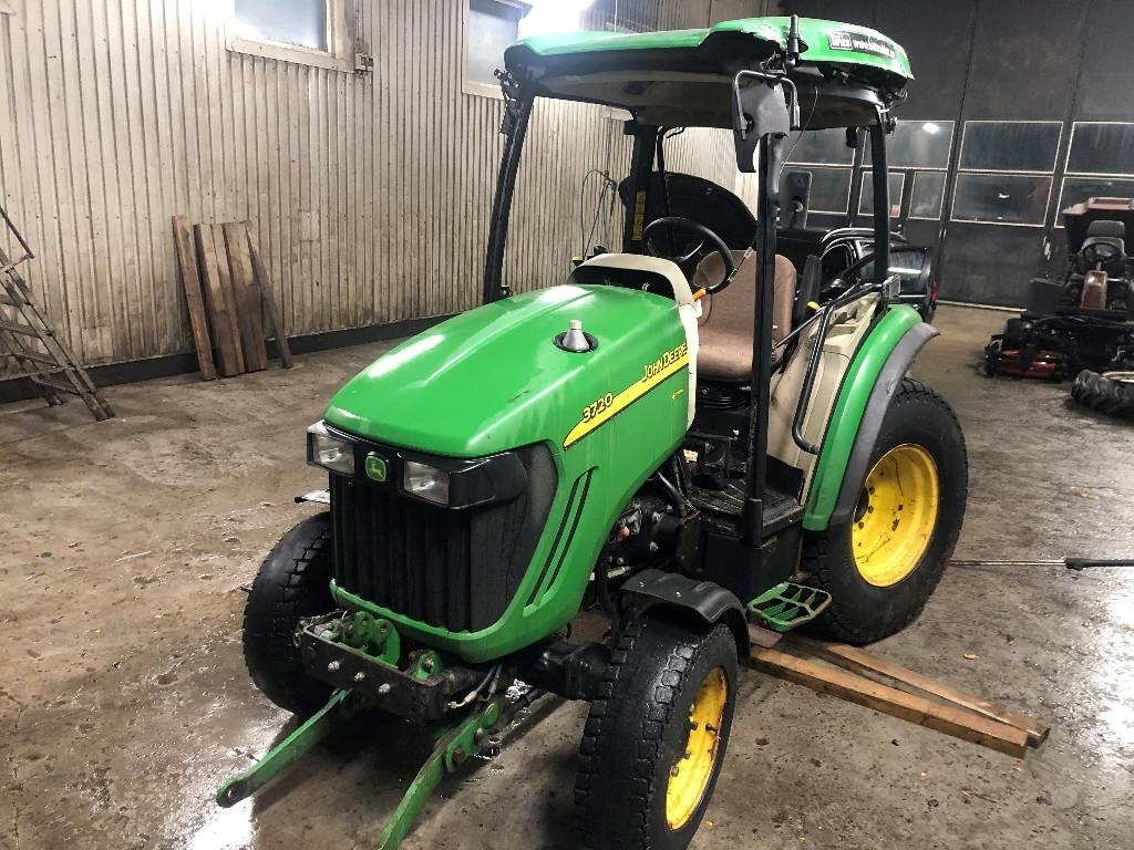 John Deere 3720 Dismantled: only spare parts - Gemeentelijke tractor: afbeelding 3 John Deere 3720 Dismantled: only spare parts - Gemeentelijke tractor: afbeelding 3