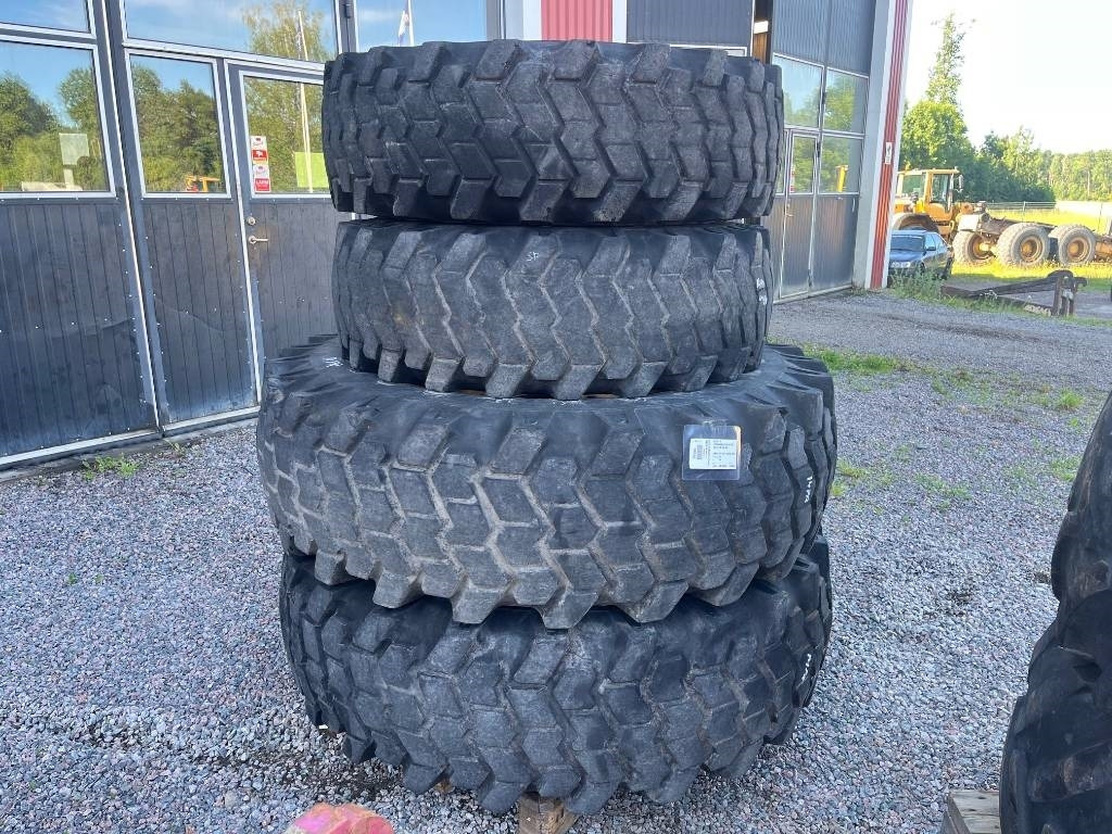 Nokian 18,4-34 14,9-24 till Volvo Bm 840 841 - Band voor Bouwmachine: afbeelding 1 Nokian 18,4-34 14,9-24 till Volvo Bm 840 841 - Band voor Bouwmachine: afbeelding 1