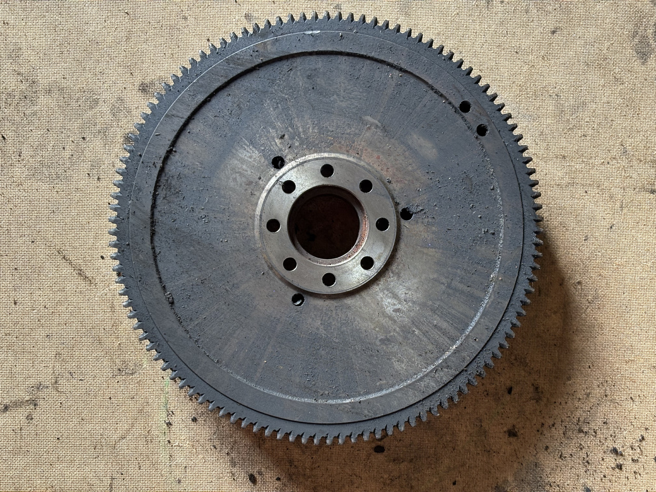 Deutz TD2011 D2011 D2011L04W  Koło Zamachowe  04104106 - Vliegwiel voor Landbouwmachine: afbeelding 1 Deutz TD2011 D2011 D2011L04W  Koło Zamachowe  04104106 - Vliegwiel voor Landbouwmachine: afbeelding 1