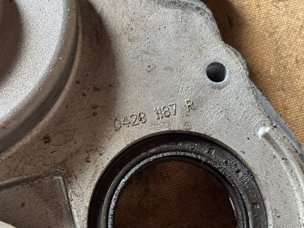 Deutz TD2011 D2011 D2011L04W Obudowa Rozrządu 04281187 04281187R - Motor en onderdelen: afbeelding 2 Deutz TD2011 D2011 D2011L04W Obudowa Rozrządu 04281187 04281187R - Motor en onderdelen: afbeelding 2