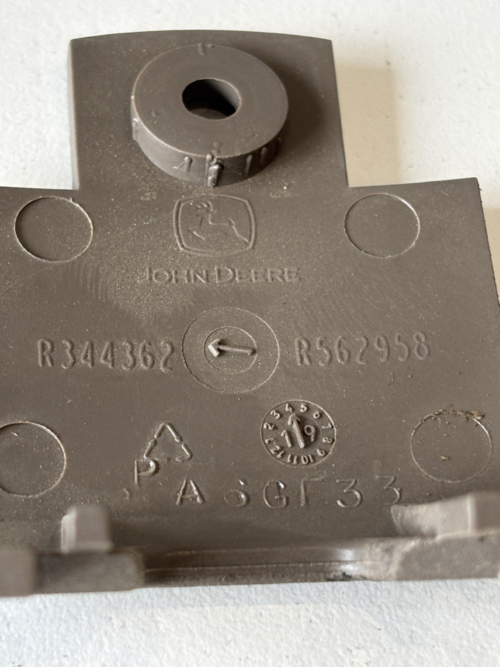 John Deere seria 6000 7000 8000 R - osłona mocowania wyświetlacza R344362 - Cabine en interieur voor Landbouwmachine: afbeelding 3 John Deere seria 6000 7000 8000 R - osłona mocowania wyświetlacza R344362 - Cabine en interieur voor Landbouwmachine: afbeelding 3