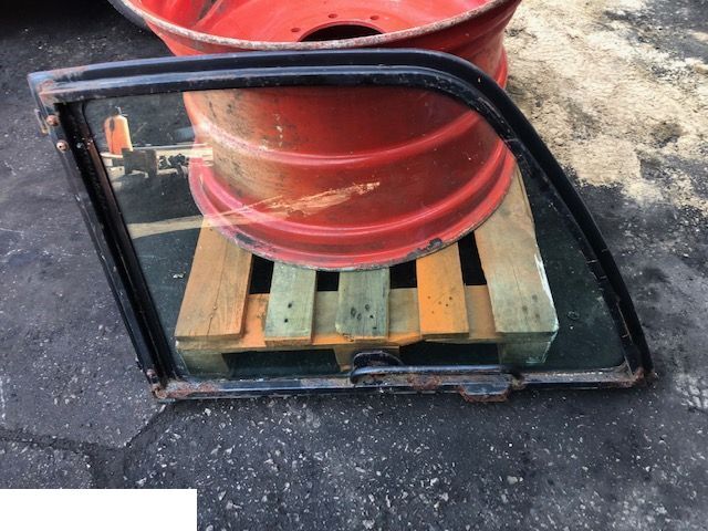 Manitou - Drzwi Górne Z Szybą - Deur en onderdelen voor Intern transport: afbeelding 1 Manitou - Drzwi Górne Z Szybą - Deur en onderdelen voor Intern transport: afbeelding 1