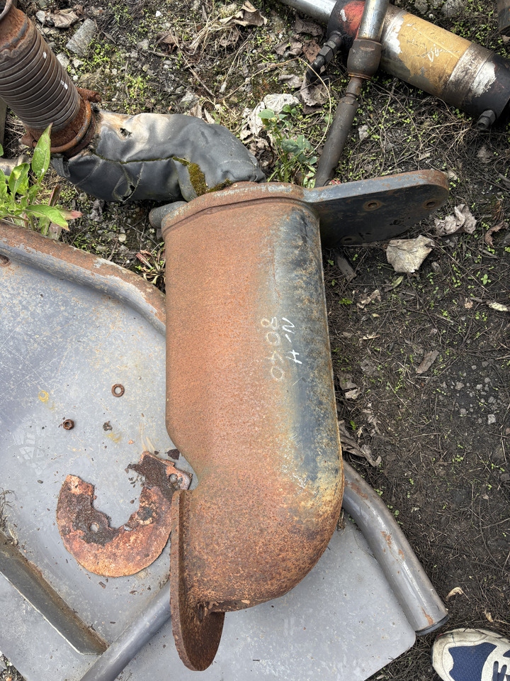 New Holland T8 - wspornik kolano tłumika 87588160 - Geluiddemper voor Landbouwmachine: afbeelding 1 New Holland T8 - wspornik kolano tłumika 87588160 - Geluiddemper voor Landbouwmachine: afbeelding 1