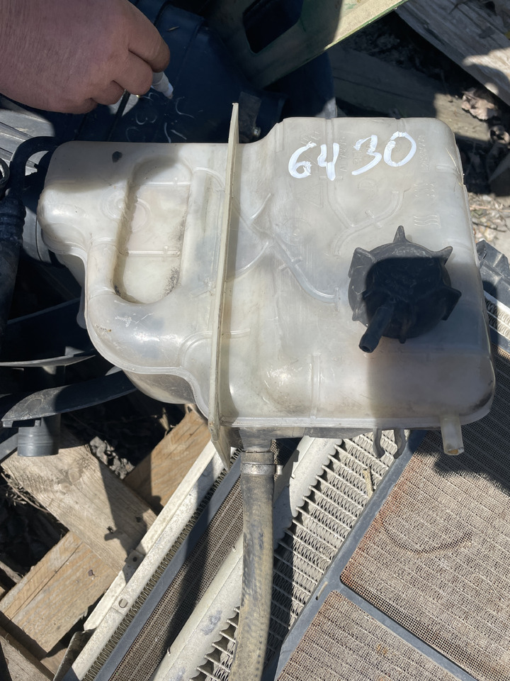 John Deere 6330 6430 6530 - zbiornik chłodnicy wody AL179270 - Onderdelen voor Tractor: afbeelding 1 John Deere 6330 6430 6530 - zbiornik chłodnicy wody AL179270 - Onderdelen voor Tractor: afbeelding 1