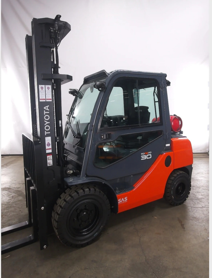 Toyota 02-8FGF 30 - LPG heftruck: afbeelding 1 Toyota 02-8FGF 30 - LPG heftruck: afbeelding 1