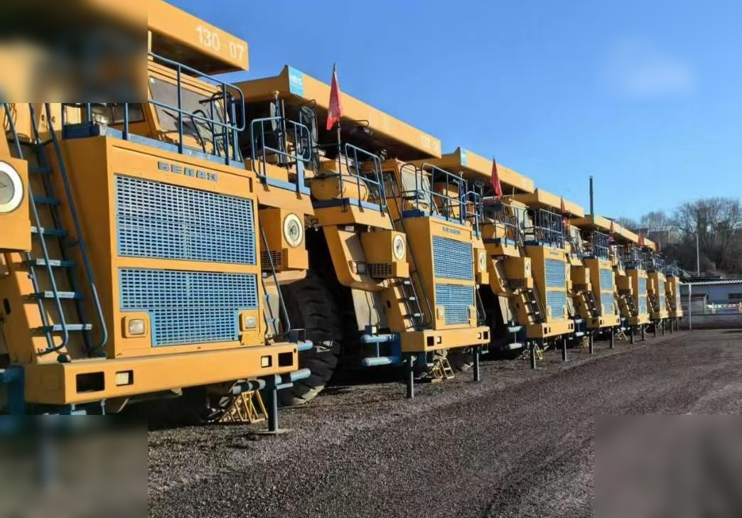 2009 BELAZ 75302 - Zelfrijdende kiepwagen: afbeelding 1 2009 BELAZ 75302 - Zelfrijdende kiepwagen: afbeelding 1