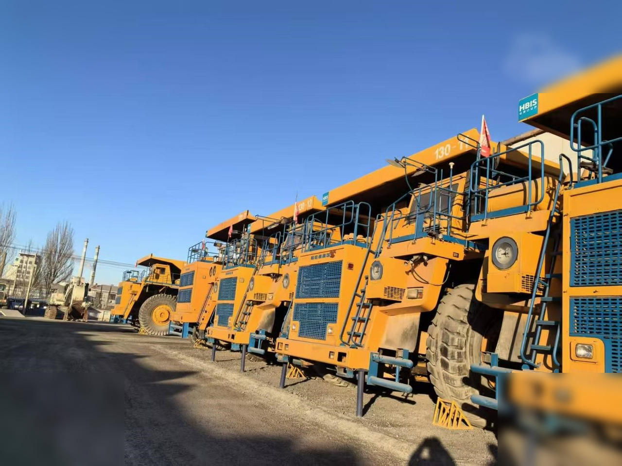 2009 BELAZ 75302 - Zelfrijdende kiepwagen: afbeelding 2 2009 BELAZ 75302 - Zelfrijdende kiepwagen: afbeelding 2