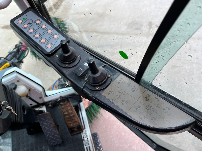 Veegwagen Dulevo 2000 SKY FIRST REGISTRATION 09.2015: afbeelding 19 Veegwagen Dulevo 2000 SKY FIRST REGISTRATION 09.2015: afbeelding 19