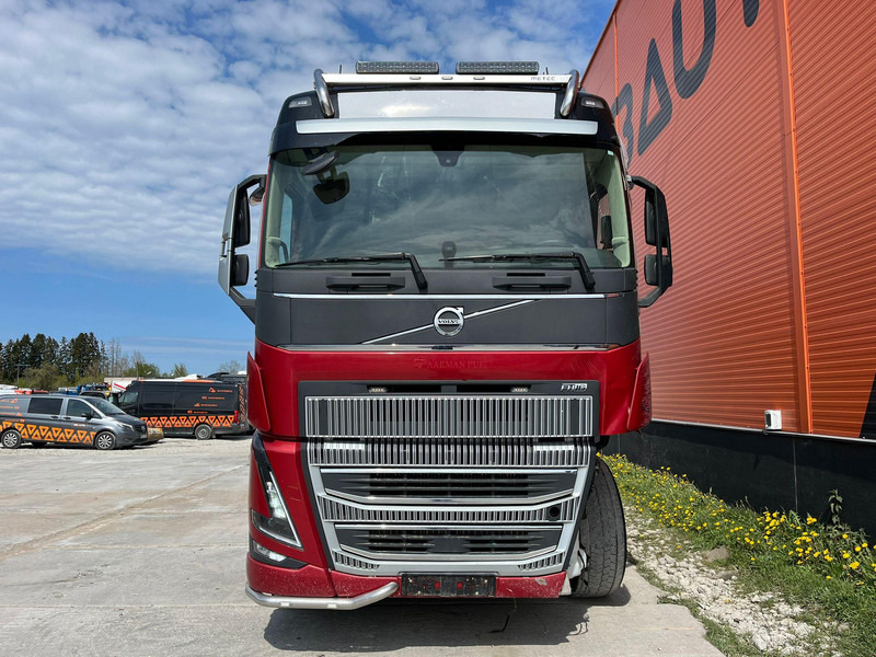 Volvo FH 16 750 8x4/4 DAMAGED ! - Houttransport, Kraanwagen: afbeelding 3 Volvo FH 16 750 8x4/4 DAMAGED ! - Houttransport, Kraanwagen: afbeelding 3
