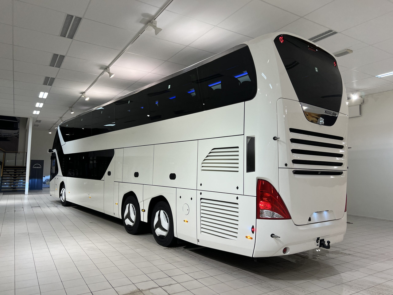 NEOPLAN SKYLINER P06 Euro 6E V.I.P / Exclusive Class (Dark Edition) - Touringcar: afbeelding 4 NEOPLAN SKYLINER P06 Euro 6E V.I.P / Exclusive Class (Dark Edition) - Touringcar: afbeelding 4