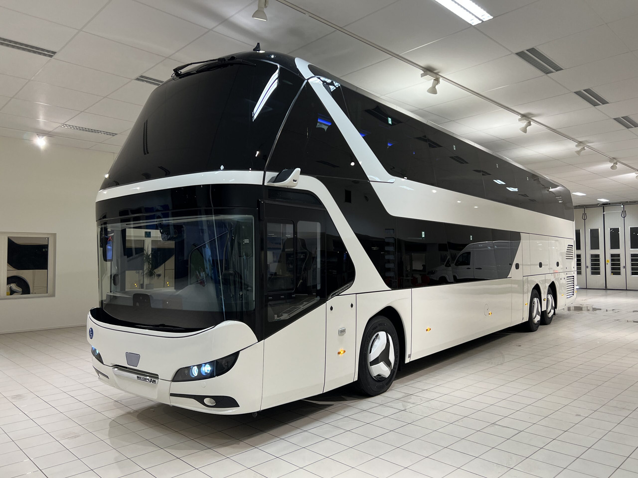 NEOPLAN SKYLINER P06 Euro 6E V.I.P / Exclusive Class (Dark Edition) - Touringcar: afbeelding 2 NEOPLAN SKYLINER P06 Euro 6E V.I.P / Exclusive Class (Dark Edition) - Touringcar: afbeelding 2