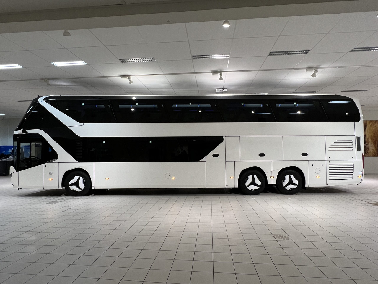 NEOPLAN SKYLINER P06 Euro 6E V.I.P / Exclusive Class (Dark Edition) - Touringcar: afbeelding 3 NEOPLAN SKYLINER P06 Euro 6E V.I.P / Exclusive Class (Dark Edition) - Touringcar: afbeelding 3
