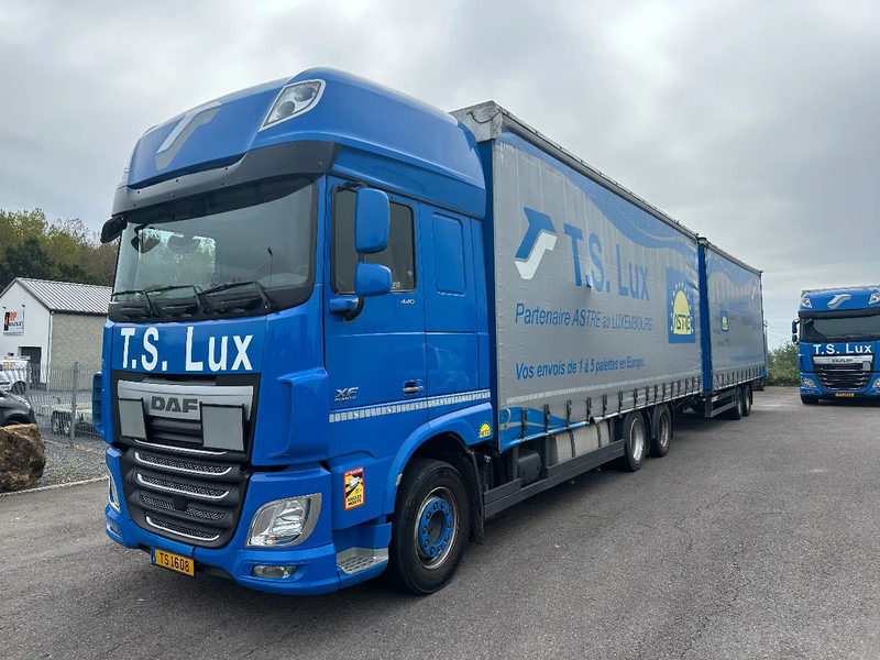 DAF XF 440 6x2 / SUPERSPACECAB / KOMBI MIT ANHANGER SCHMITZ 2016 / DURCHLADEN / 2 STUCK - Schuifzeilen vrachtwagen: afbeelding 1 DAF XF 440 6x2 / SUPERSPACECAB / KOMBI MIT ANHANGER SCHMITZ 2016 / DURCHLADEN / 2 STUCK - Schuifzeilen vrachtwagen: afbeelding 1