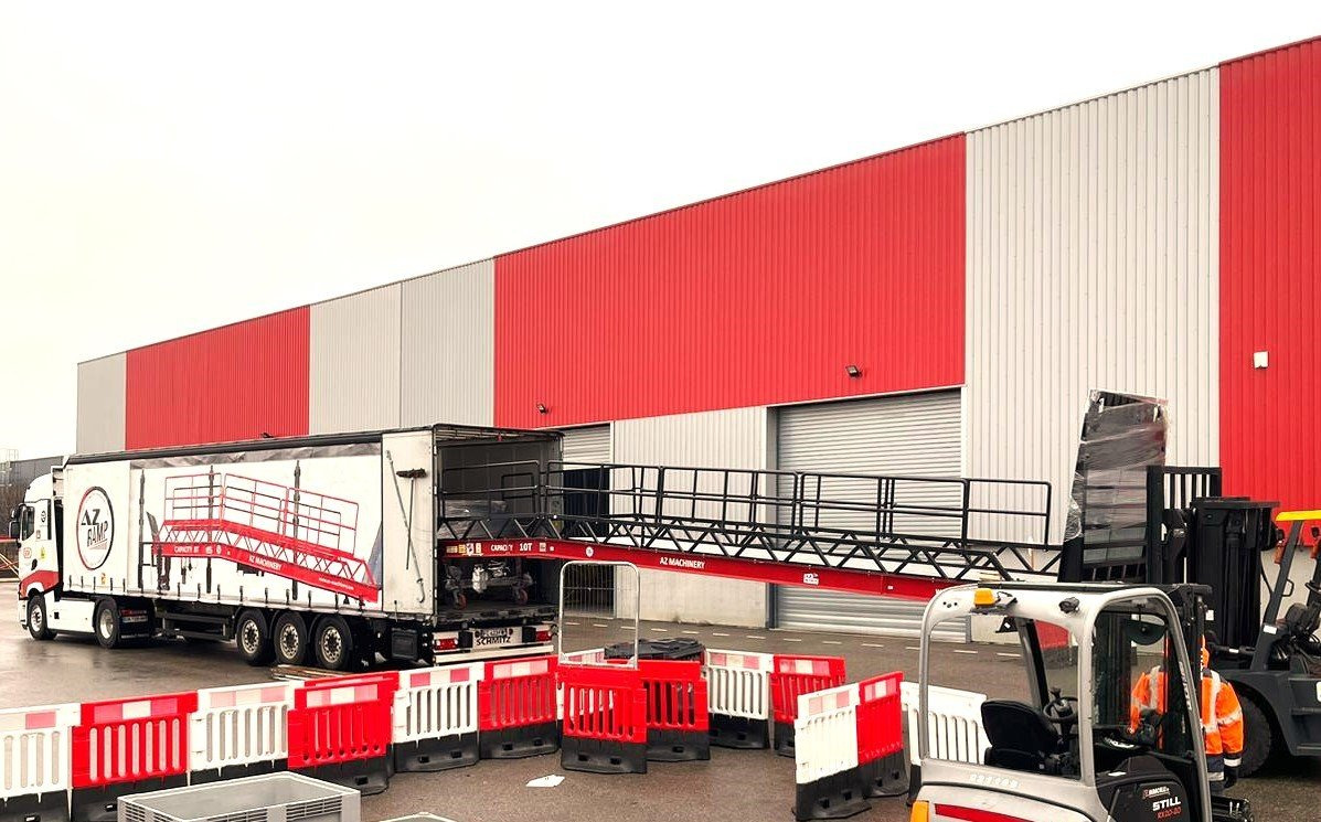 **RENTAL** Loading Ramp with with hydraulic tilting bridge - AZ RAMP - STAR- 8T. 8 ton capacity - Laadbrug: afbeelding 3 **RENTAL** Loading Ramp with with hydraulic tilting bridge - AZ RAMP - STAR- 8T. 8 ton capacity - Laadbrug: afbeelding 3