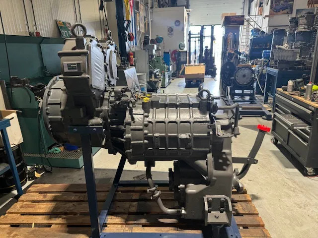 Komatsu Grader GD825A-2 WA500-6 - Versnellingsbak: afbeelding 1 Komatsu Grader GD825A-2 WA500-6 - Versnellingsbak: afbeelding 1