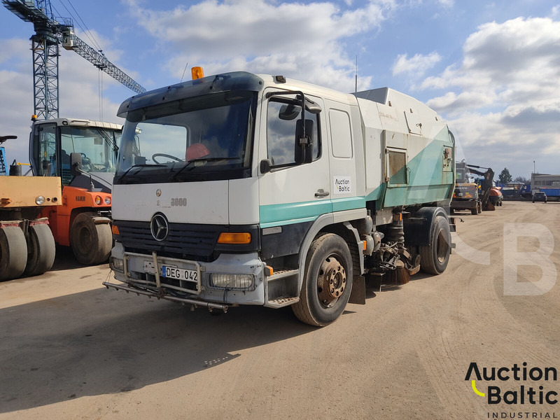 Mercedes-Benz 1517 - Veegwagen: afbeelding 1 Mercedes-Benz 1517 - Veegwagen: afbeelding 1