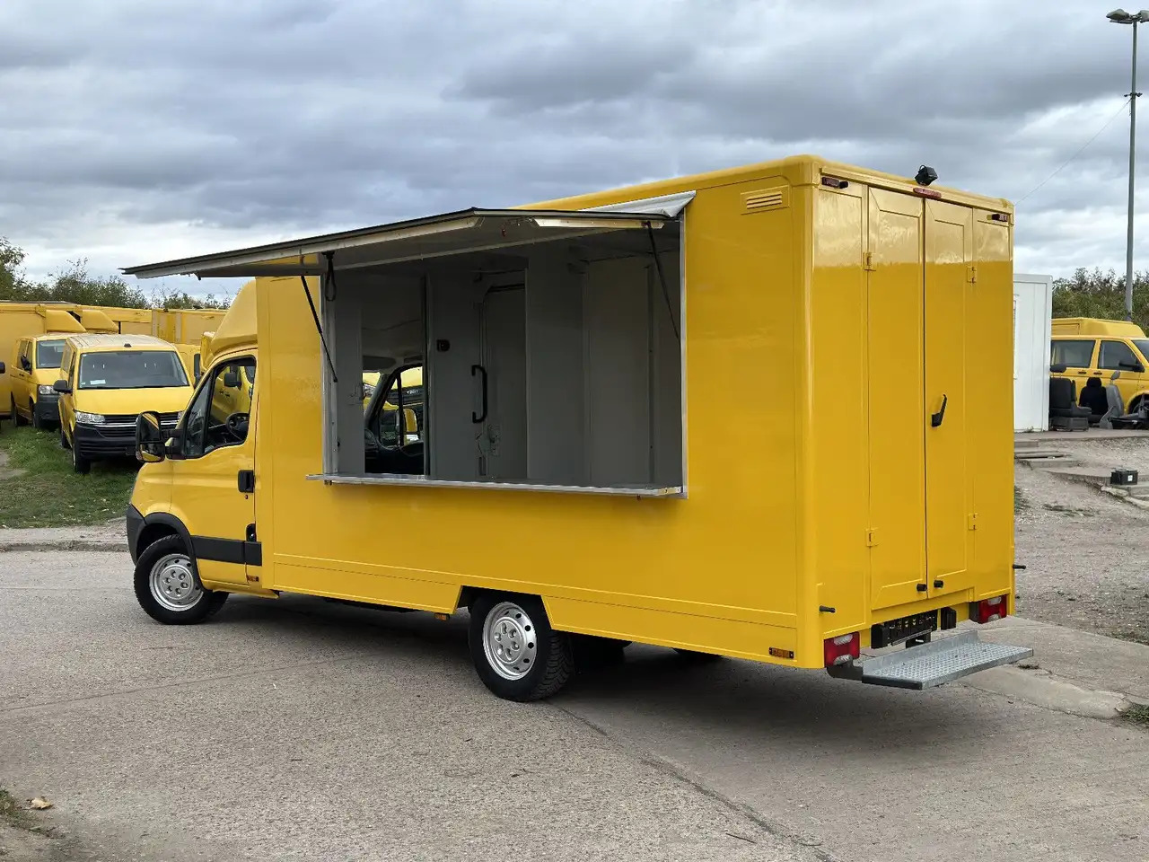 Iveco C30C/ FOODTRUCK/ Daily - Zelfrijdende verkoopwagen: afbeelding 1 Iveco C30C/ FOODTRUCK/ Daily - Zelfrijdende verkoopwagen: afbeelding 1