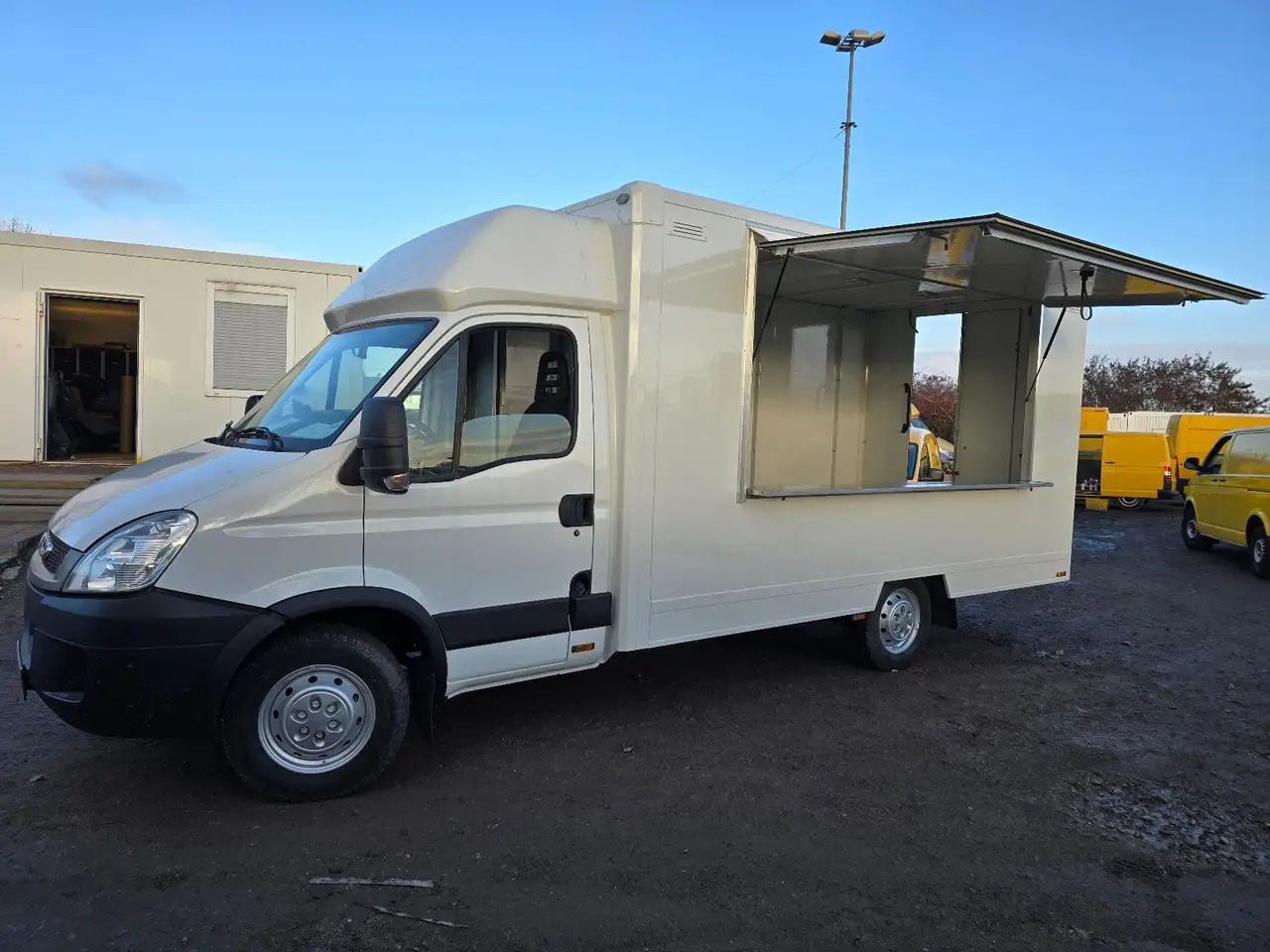 Iveco C30C/ FOODTRUCK/ Daily - Zelfrijdende verkoopwagen: afbeelding 1 Iveco C30C/ FOODTRUCK/ Daily - Zelfrijdende verkoopwagen: afbeelding 1
