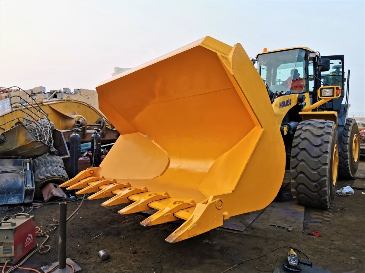 AME Side Dump Bucket - Voorladerbak voor Lader: afbeelding 2 AME Side Dump Bucket - Voorladerbak voor Lader: afbeelding 2