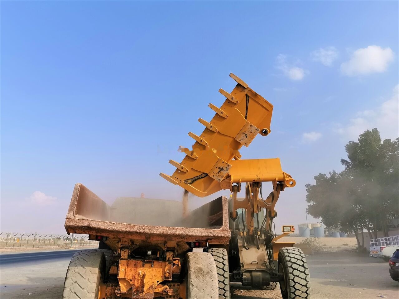 AME Side Dump Bucket - Voorladerbak voor Lader: afbeelding 1 AME Side Dump Bucket - Voorladerbak voor Lader: afbeelding 1
