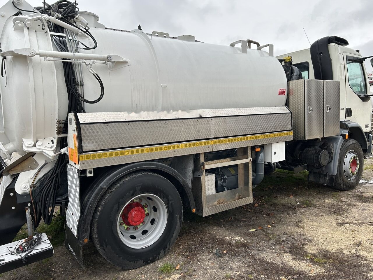 DAF LF55.250 combi tanker - Vacuümwagen: afbeelding 2 DAF LF55.250 combi tanker - Vacuümwagen: afbeelding 2
