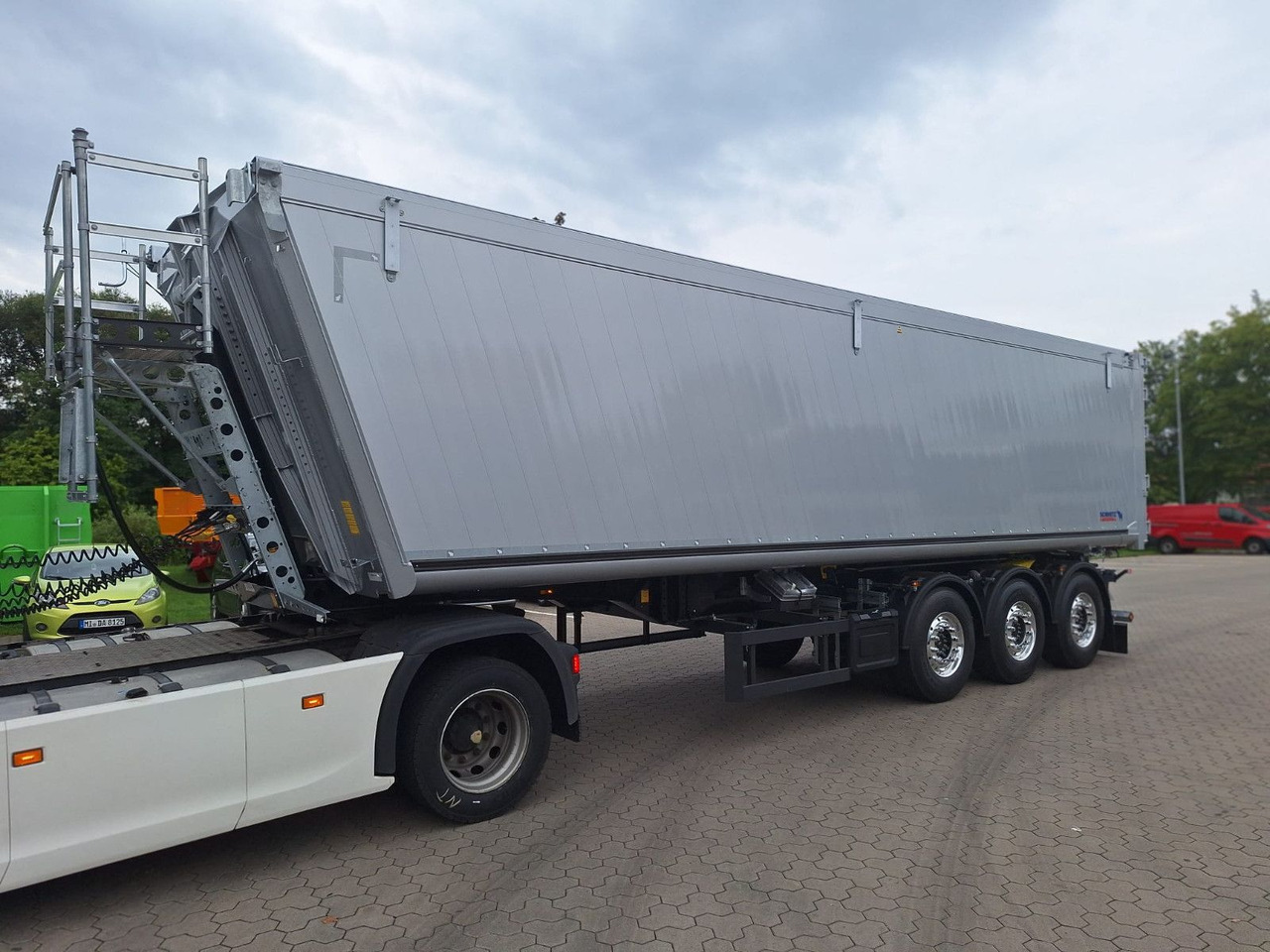 Schmitz Cargobull Kipper 52m³ mit gekröpftem Chassis - Kipper oplegger: afbeelding 3 Schmitz Cargobull Kipper 52m³ mit gekröpftem Chassis - Kipper oplegger: afbeelding 3