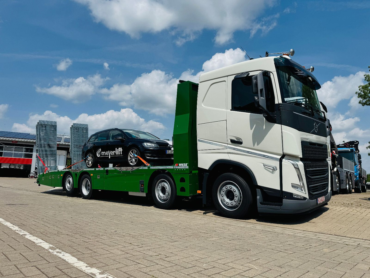 Volvo Arbeitsbühnen Baumaschinentransporter mit Rampen - Autovrachtwagen vrachtwagen: afbeelding 1 Volvo Arbeitsbühnen Baumaschinentransporter mit Rampen - Autovrachtwagen vrachtwagen: afbeelding 1