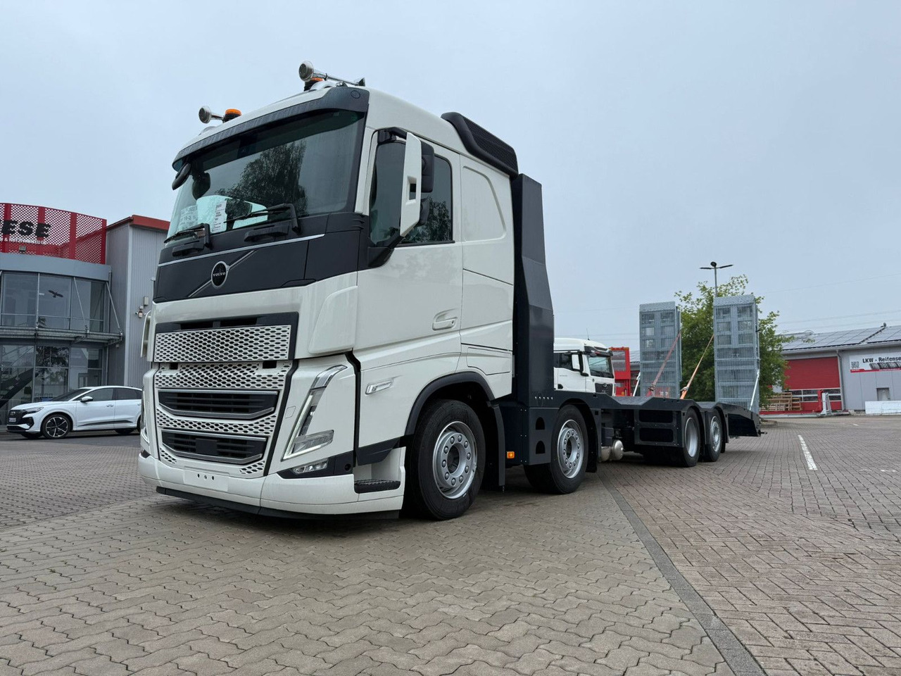 Volvo Arbeitsbühnen Baumaschinentransporter mit Rampen - Autovrachtwagen vrachtwagen: afbeelding 1 Volvo Arbeitsbühnen Baumaschinentransporter mit Rampen - Autovrachtwagen vrachtwagen: afbeelding 1