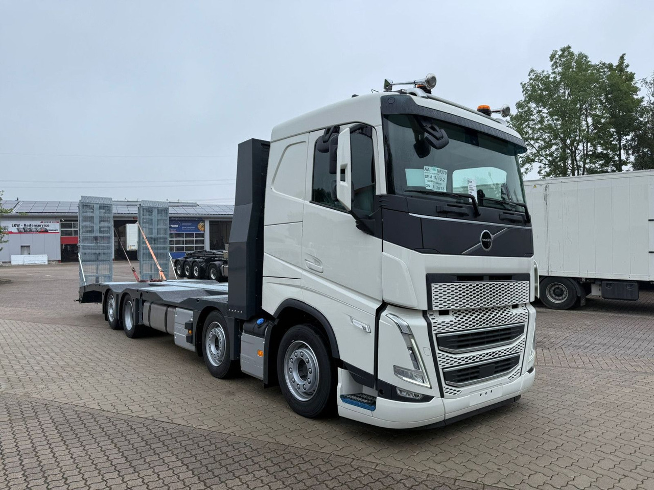 Volvo Arbeitsbühnen Baumaschinentransporter mit Rampen - Autovrachtwagen vrachtwagen: afbeelding 2 Volvo Arbeitsbühnen Baumaschinentransporter mit Rampen - Autovrachtwagen vrachtwagen: afbeelding 2