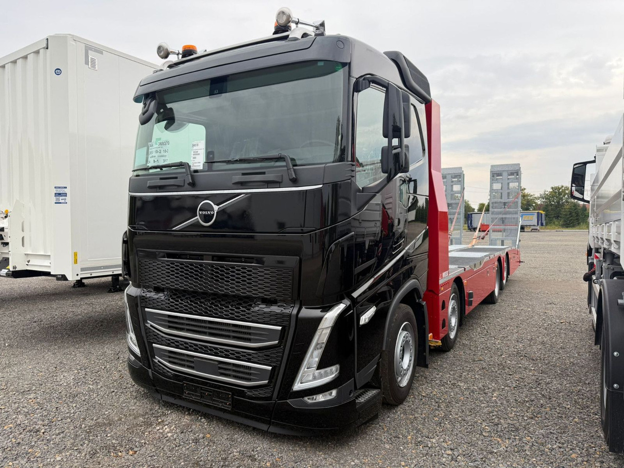 Volvo Arbeitsbühnen Baumaschinentransporter mit Rampen - Vrachtwagen met open laadbak: afbeelding 2 Volvo Arbeitsbühnen Baumaschinentransporter mit Rampen - Vrachtwagen met open laadbak: afbeelding 2