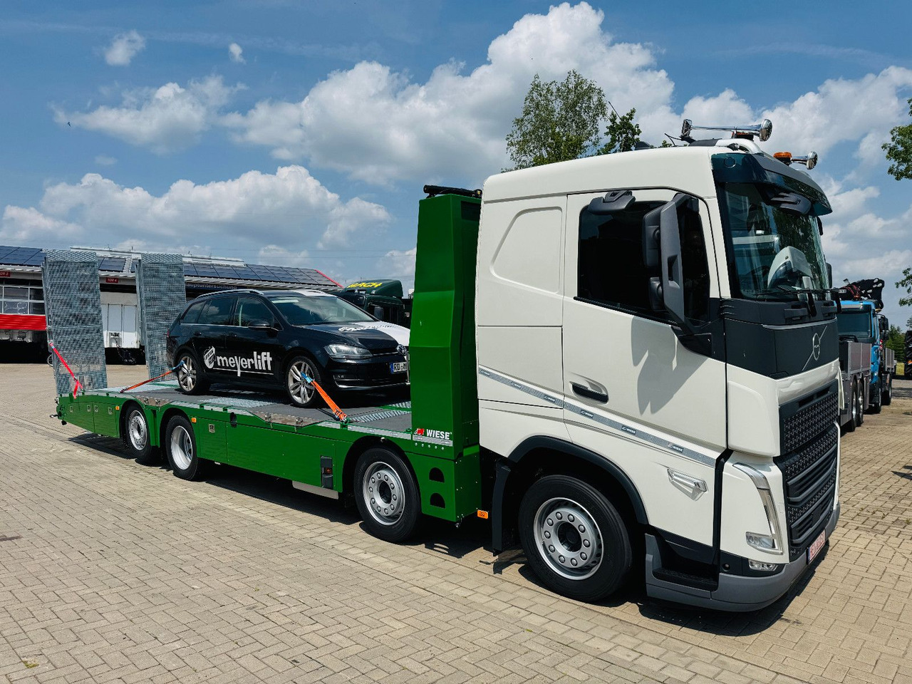 Volvo Arbeitsbühnen Baumaschinentransporter mit Rampen - Vrachtwagen met open laadbak: afbeelding 1 Volvo Arbeitsbühnen Baumaschinentransporter mit Rampen - Vrachtwagen met open laadbak: afbeelding 1