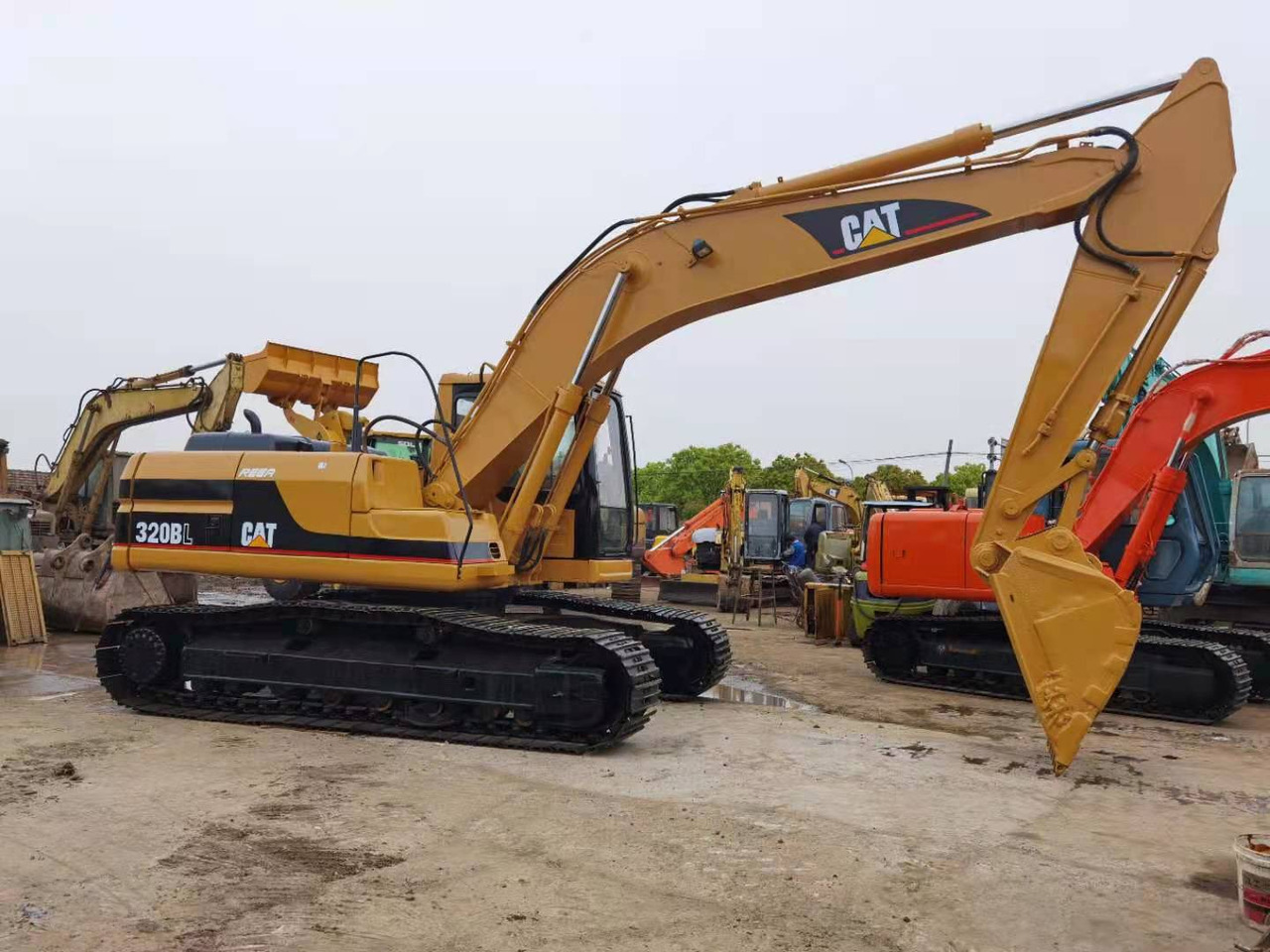 CATERPILLAR 320B - Rupsgraafmachine: afbeelding 1 CATERPILLAR 320B - Rupsgraafmachine: afbeelding 1