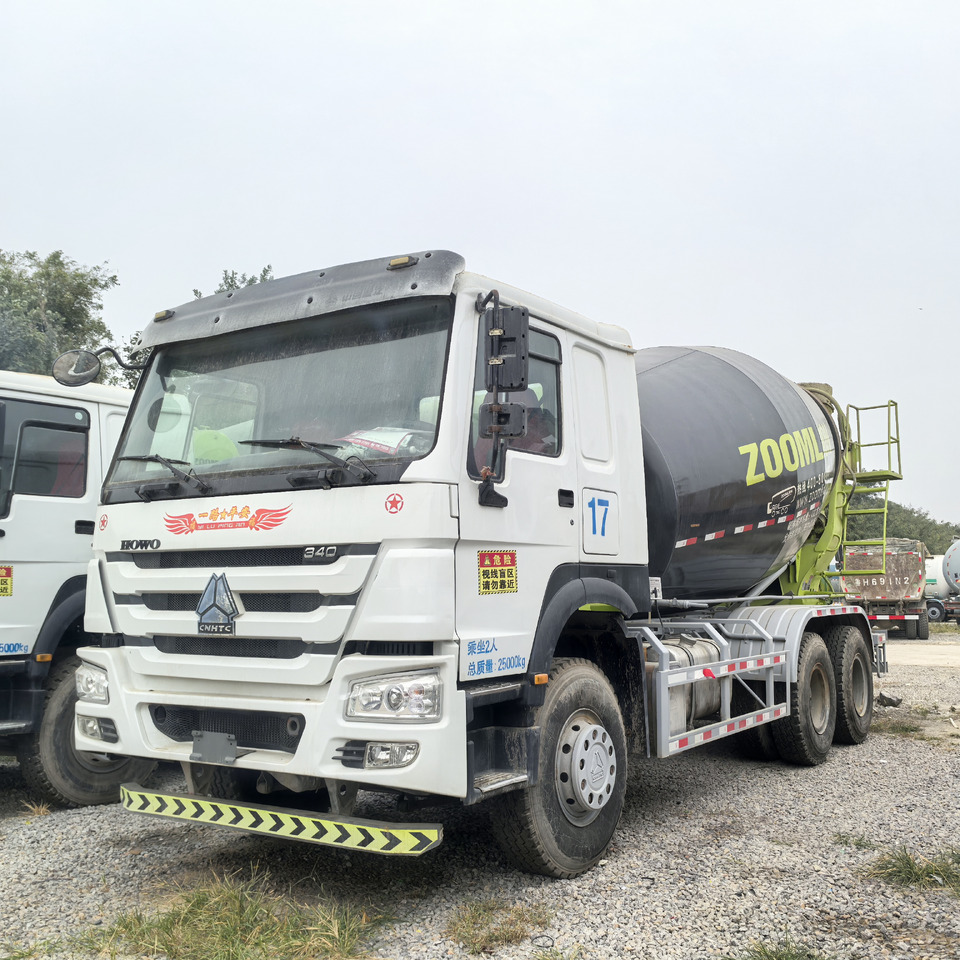 SINOTRUK Howo 6x4 mixer pump truck - Vrachtwagen: afbeelding 2 SINOTRUK Howo 6x4 mixer pump truck - Vrachtwagen: afbeelding 2
