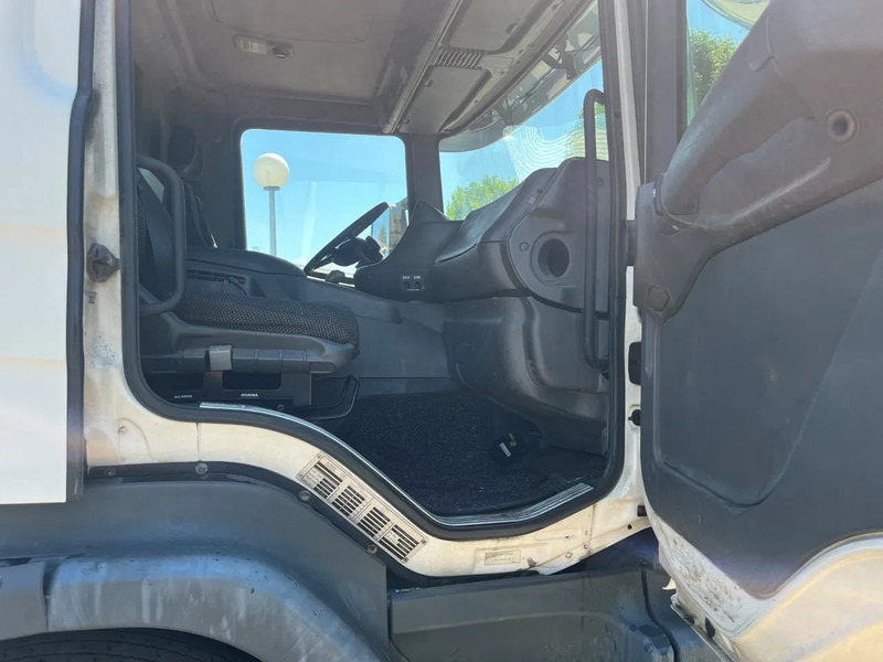 Scania P94-300 94 MANUAL GEARBOX AIRCO RETARDER 10-2004 - Trekker: afbeelding 5 Scania P94-300 94 MANUAL GEARBOX AIRCO RETARDER 10-2004 - Trekker: afbeelding 5