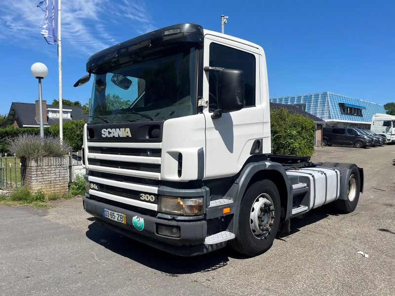 Scania P94-300 94 MANUAL GEARBOX AIRCO RETARDER 10-2004 - Trekker: afbeelding 1 Scania P94-300 94 MANUAL GEARBOX AIRCO RETARDER 10-2004 - Trekker: afbeelding 1