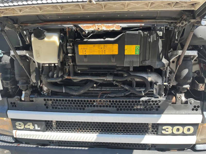 Scania P94-300 94 MANUAL GEARBOX AIRCO RETARDER 10-2004 - Trekker: afbeelding 3 Scania P94-300 94 MANUAL GEARBOX AIRCO RETARDER 10-2004 - Trekker: afbeelding 3