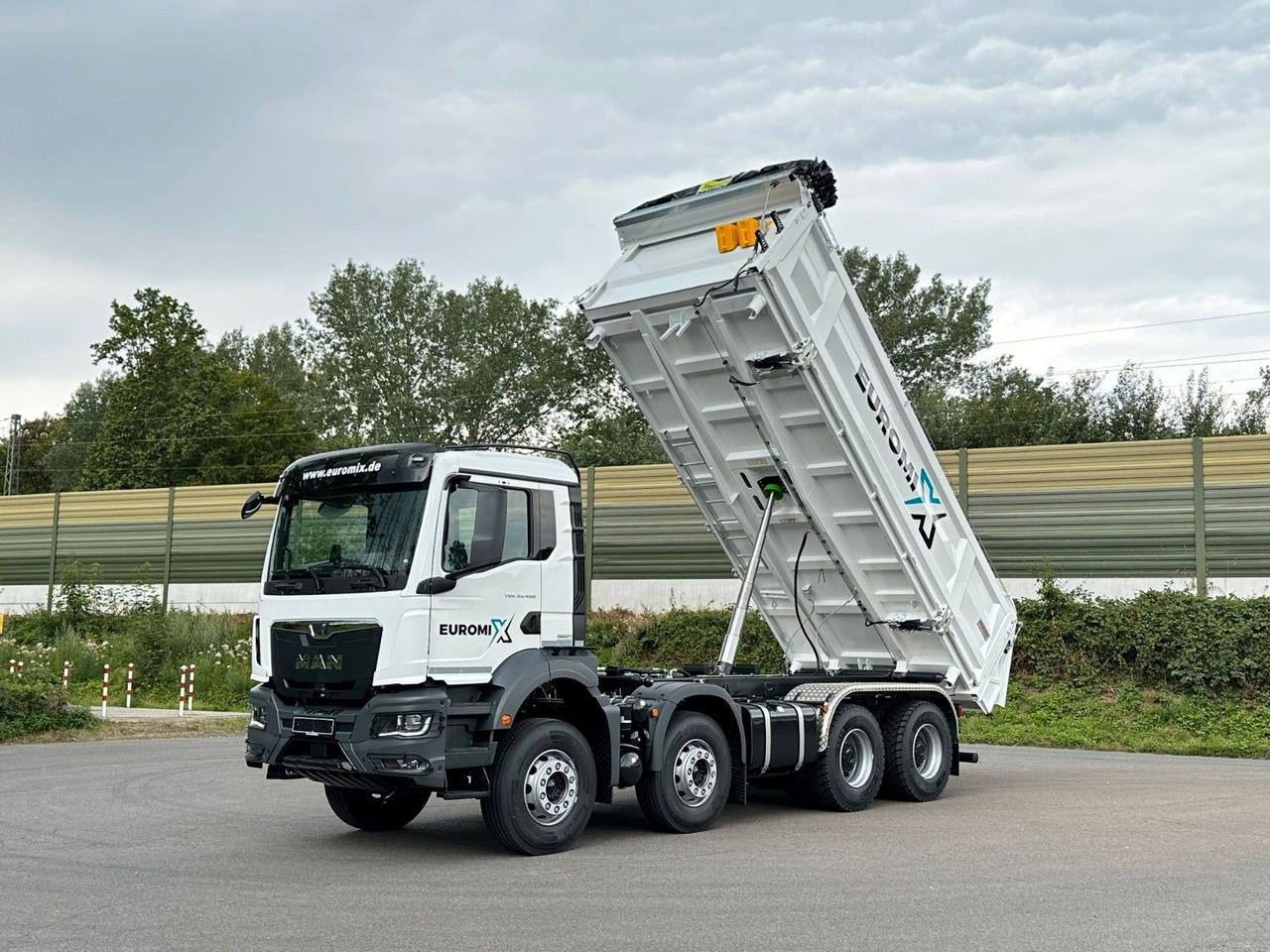MAN TGS 35.480 8x4 EuromixMTP 3-Seiten-Kipper - Kipper vrachtwagen: afbeelding 4 MAN TGS 35.480 8x4 EuromixMTP 3-Seiten-Kipper - Kipper vrachtwagen: afbeelding 4