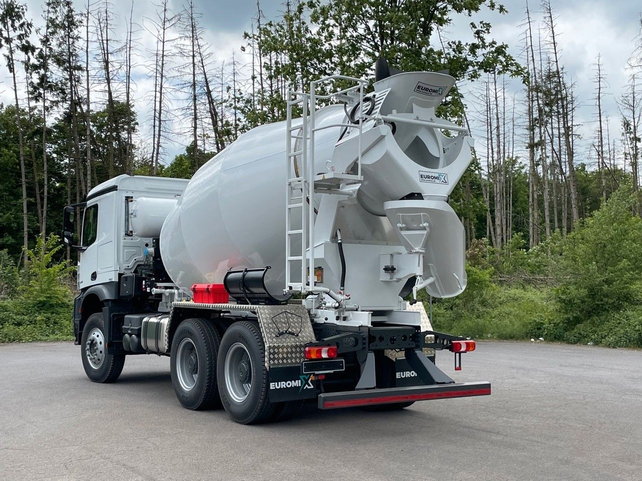 Mercedes-Benz 3348 6X4 Arcos 5 EuromixMTP EM 9 R - Betonmixer: afbeelding 4 Mercedes-Benz 3348 6X4 Arcos 5 EuromixMTP EM 9 R - Betonmixer: afbeelding 4