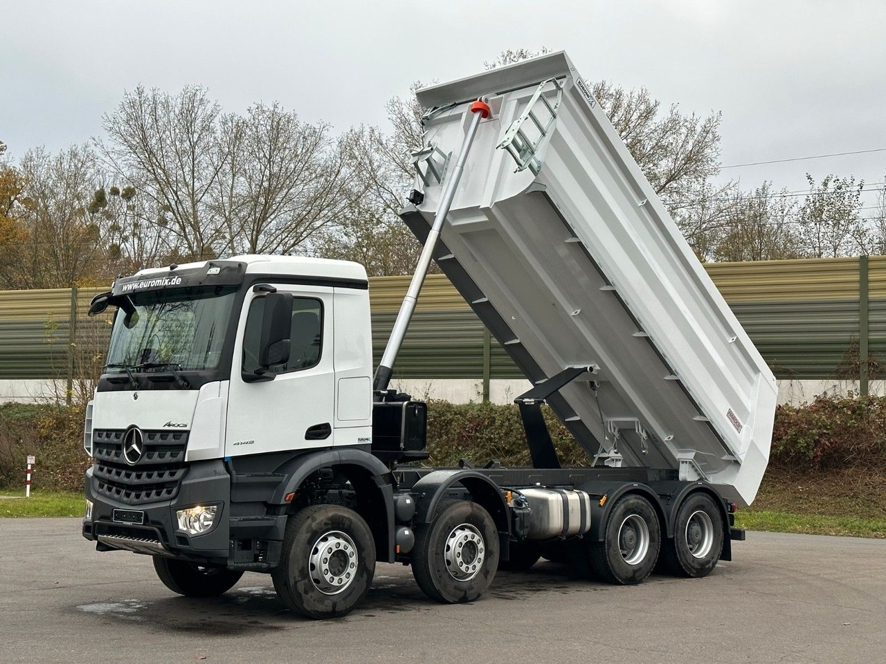 Mercedes-Benz AROCS 5 4145 8X4 E6e EuromixMTP 18m³ Kipper - Kipper vrachtwagen: afbeelding 1 Mercedes-Benz AROCS 5 4145 8X4 E6e EuromixMTP 18m³ Kipper - Kipper vrachtwagen: afbeelding 1