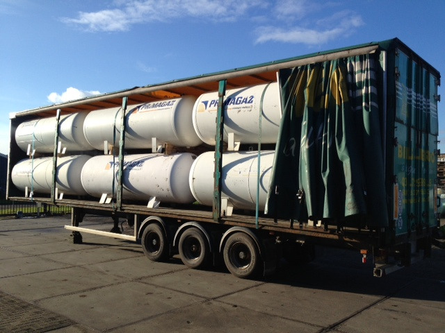 Curtain semi-trailer loaded with LPG tanks - Schuifzeiloplegger: afbeelding 2 Curtain semi-trailer loaded with LPG tanks - Schuifzeiloplegger: afbeelding 2