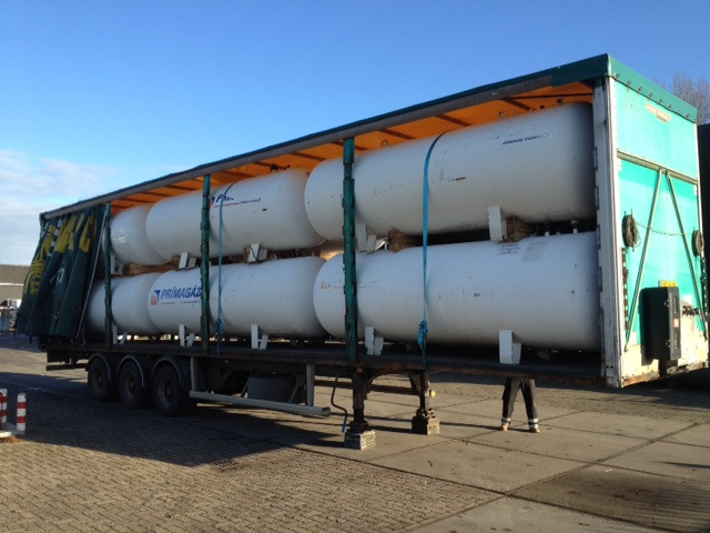 Curtain semi-trailer loaded with LPG tanks - Schuifzeiloplegger: afbeelding 3 Curtain semi-trailer loaded with LPG tanks - Schuifzeiloplegger: afbeelding 3