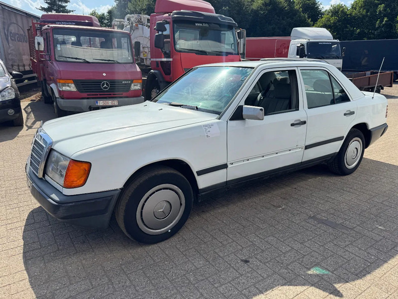 Mercedes-Benz 200-serie **W124-250D** - Sedan: afbeelding 1 Mercedes-Benz 200-serie **W124-250D** - Sedan: afbeelding 1