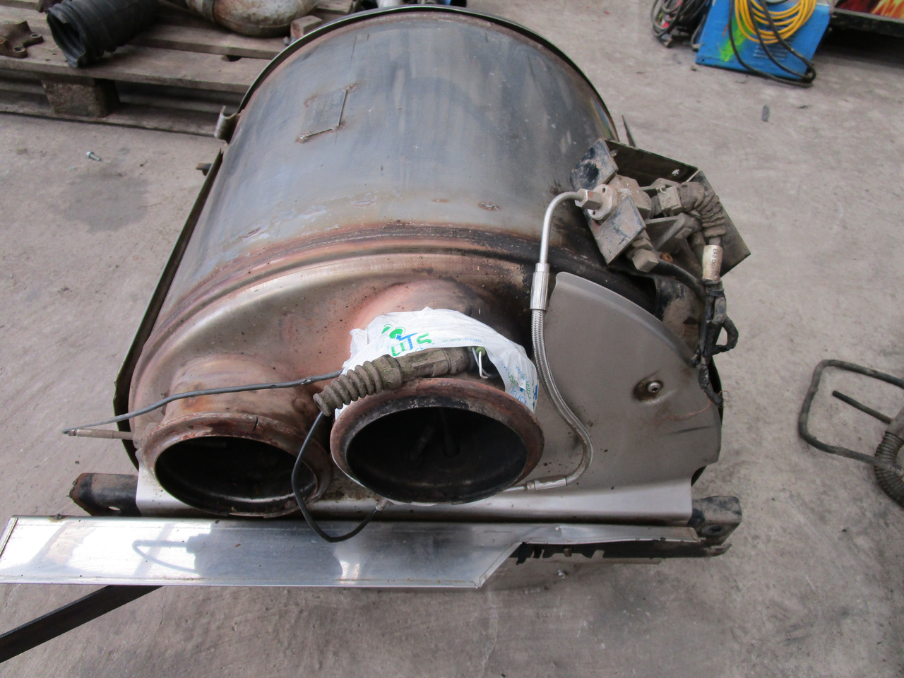 DAF CF 75/85 DPF CAT EXHAUST P/NO 1691063-C1/23985 - Geluiddemper/ Uitlaatsysteem voor Vrachtwagen: afbeelding 2 DAF CF 75/85 DPF CAT EXHAUST P/NO 1691063-C1/23985 - Geluiddemper/ Uitlaatsysteem voor Vrachtwagen: afbeelding 2